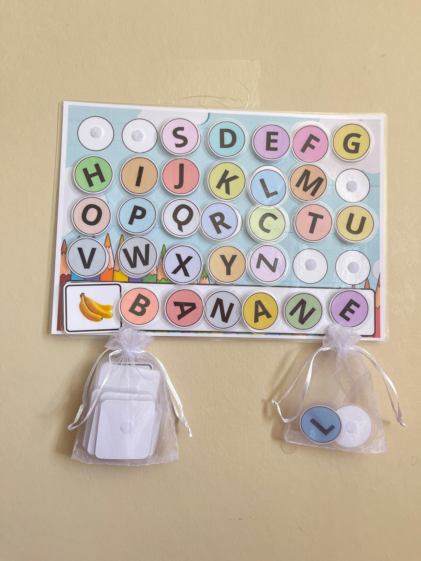 Tableau d’apprentissage d’alphabet avec des carte de lecture