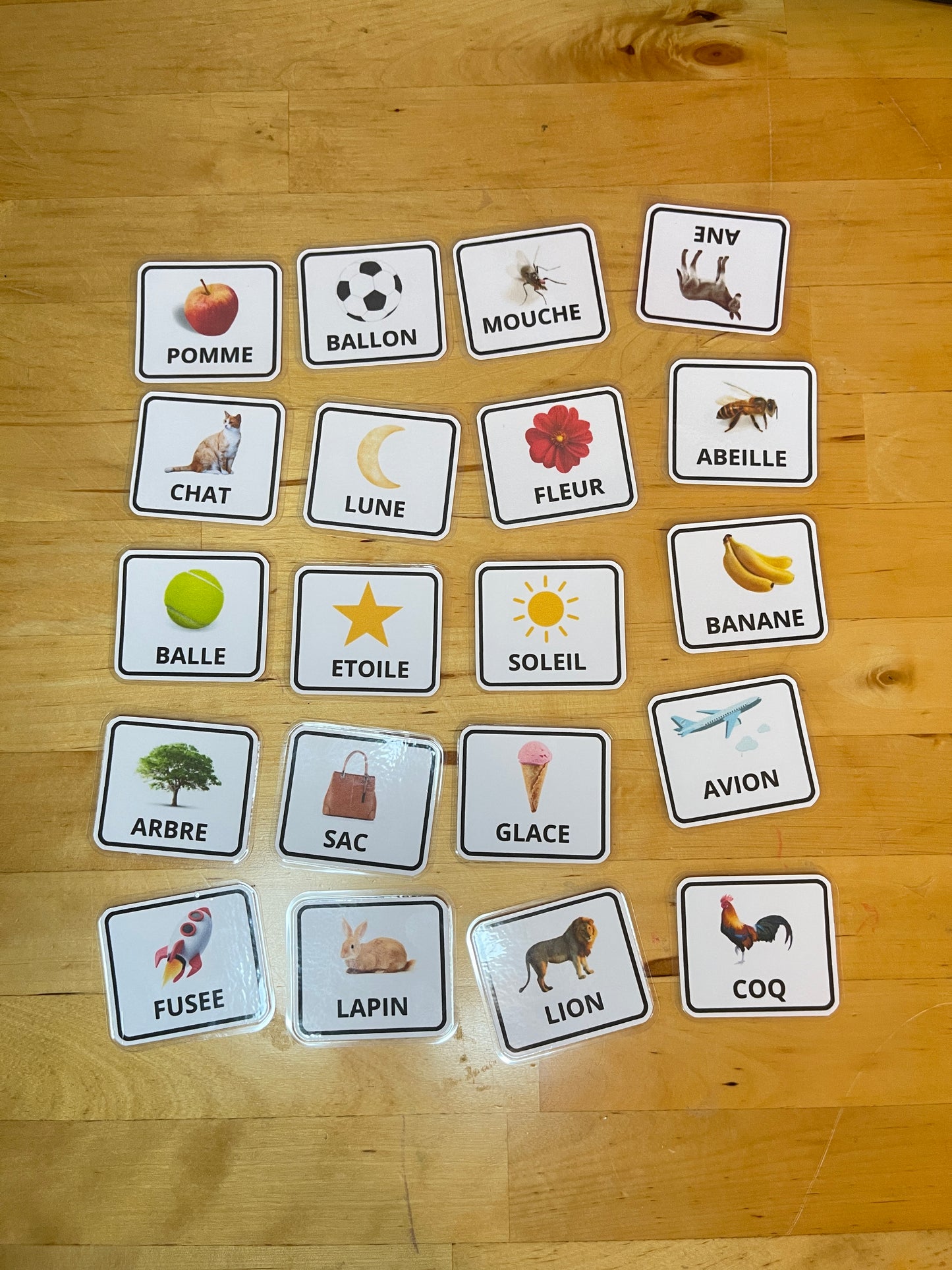 Tableau d’apprentissage d’alphabet avec des carte de lecture