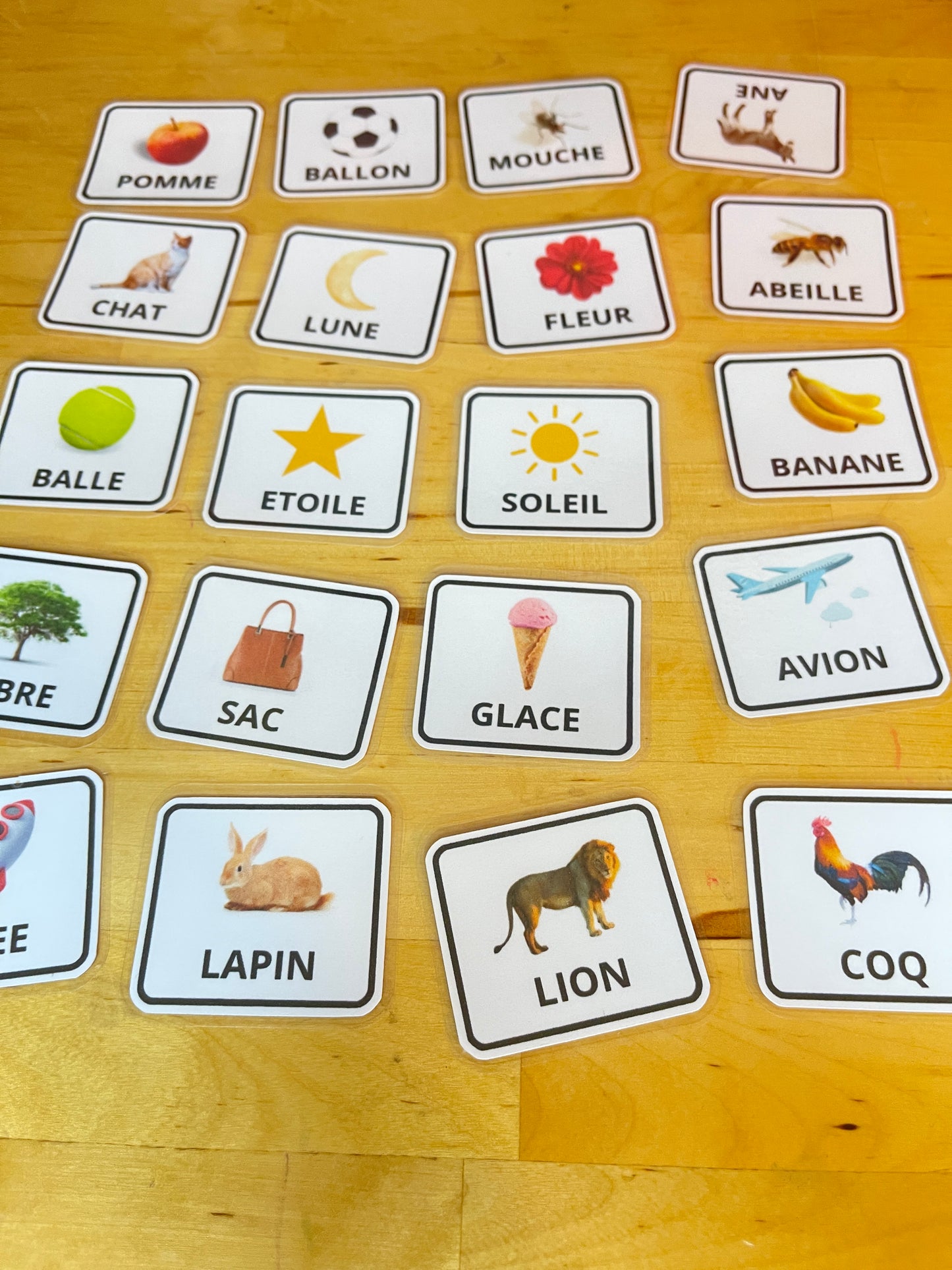 Tableau d’apprentissage d’alphabet avec des carte de lecture
