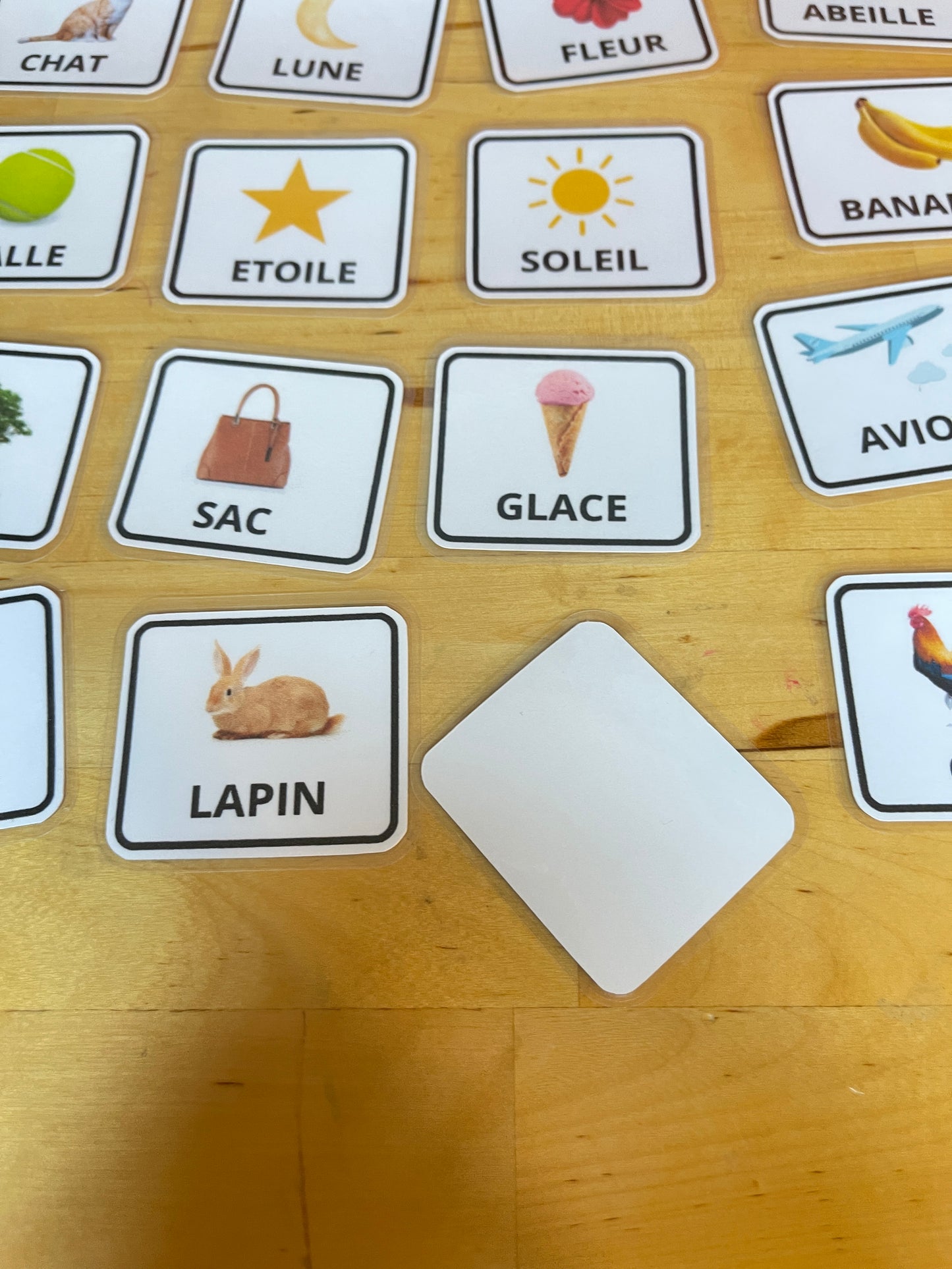 Tableau d’apprentissage d’alphabet avec des carte de lecture