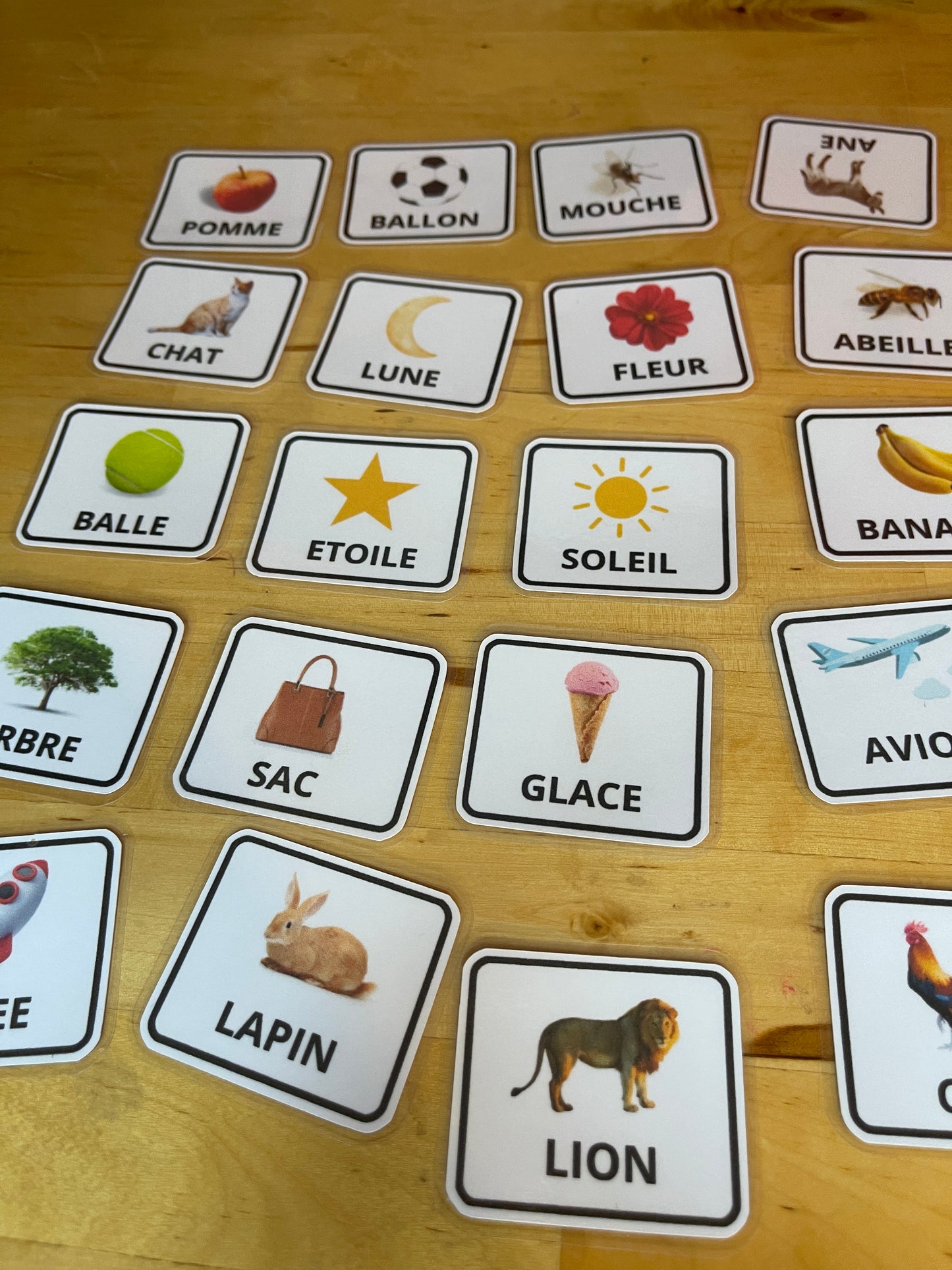 Tableau d’apprentissage d’alphabet avec des carte de lecture