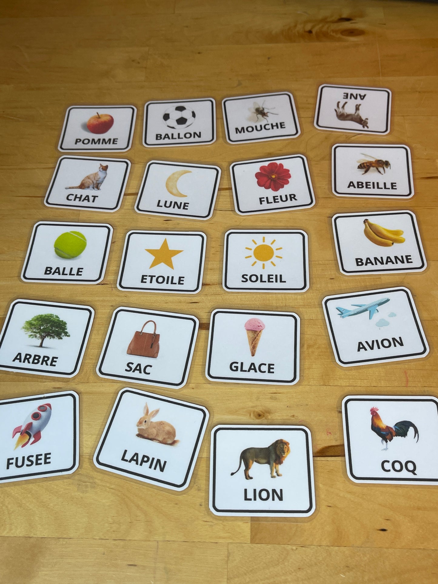Tableau d’apprentissage d’alphabet avec des carte de lecture