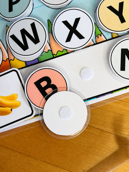 Tableau d’apprentissage d’alphabet avec des carte de lecture