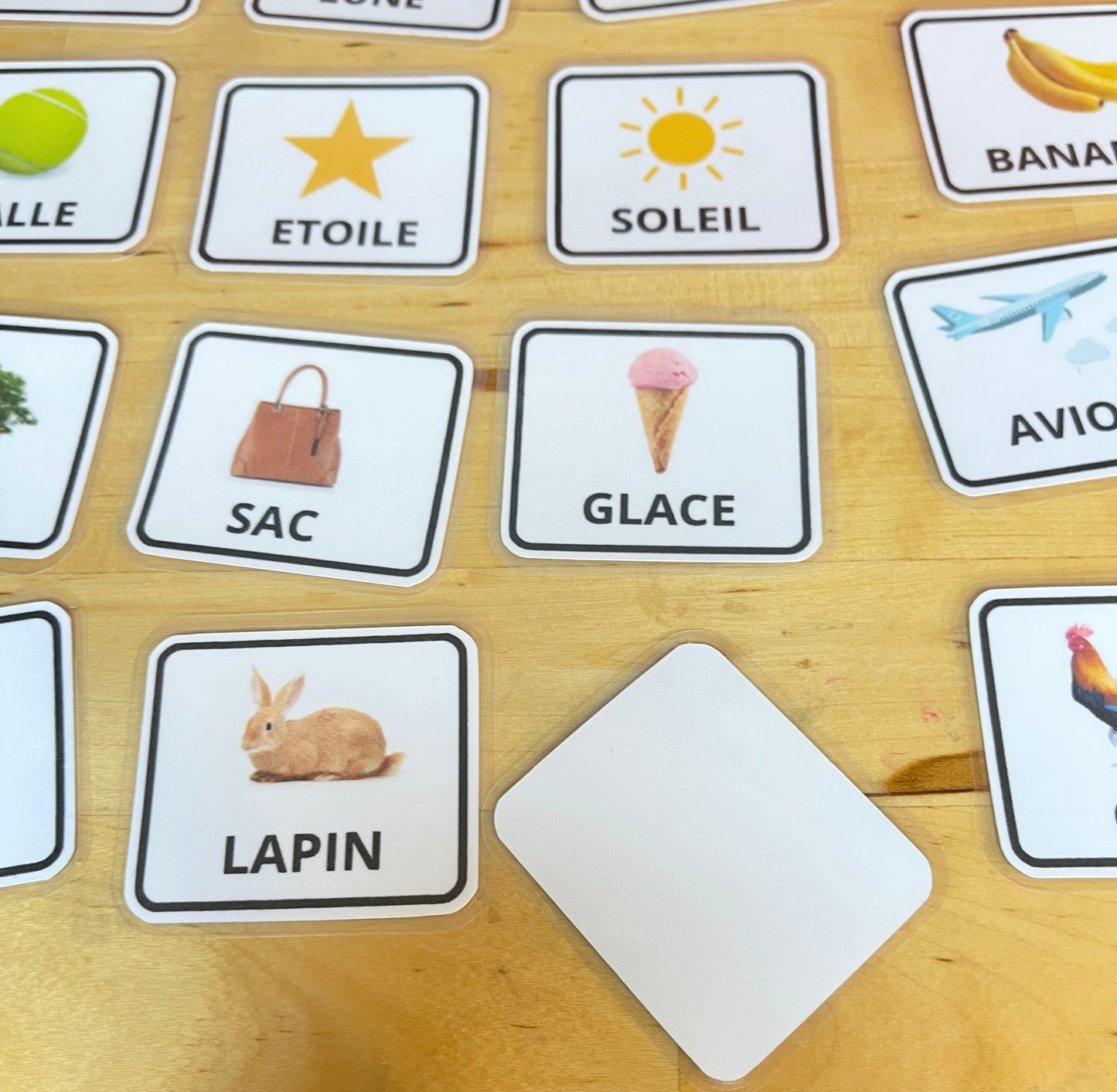Tableau d’apprentissage d’alphabet avec des carte de lecture
