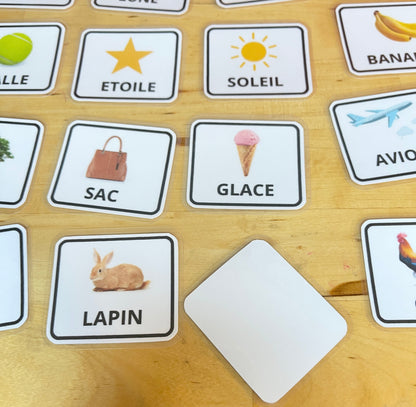 Tableau d’apprentissage d’alphabet avec des carte de lecture
